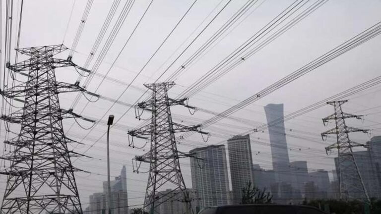 Smart Electricity Transmission System: स्मार्ट बिजली पारेषण प्रणाली लाएगी सरकार, आपको मिलेंगी ये खास सुविधाओं की जाँच करें