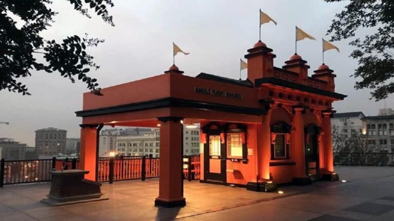 दुनिया का सबसे छोटा रेलवे स्टेशन: ‘ये’ है दुनिया का सबसे छोटा रेलवे स्टेशन: यहां ट्रैक पर ट्रेन के सिर्फ दो डिब्बे चलते हैं