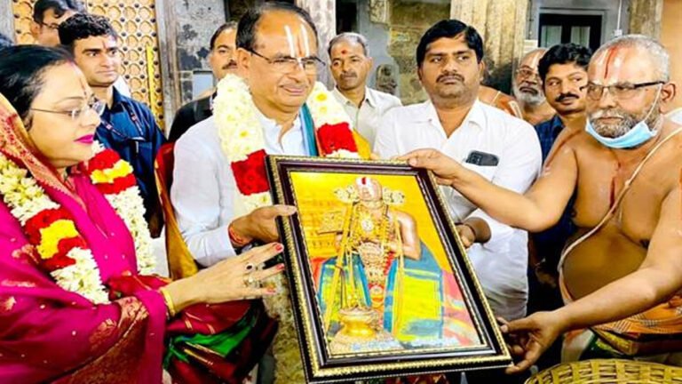 MP: CM शिवराज सिंह चौहान पहुंचे श्री रामानुजाचार्य स्वामी मंदिर, धर्मपत्नी साधना सिंह के साथ की पूजा-अर्चना