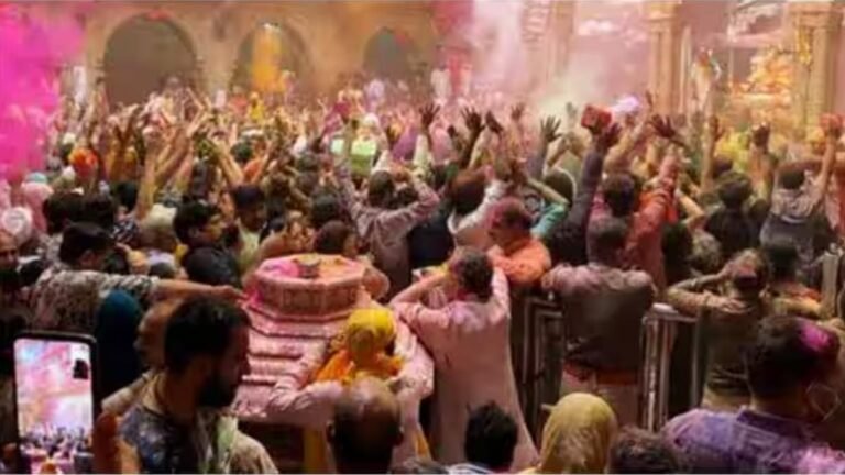 HOLI 2023: यूपी के दाऊजी मंदिर में ‘देवर’ और ‘भाभी’ ने एक दूसरे के साथ खेली अनोखी होली
