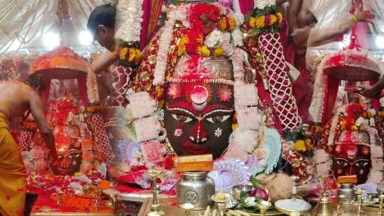 MP: देश में सबसे पहली होली मनी बाबा महाकाल के दरबार में, रंग और फूलों से सरोबर हुए बाबा महाकाल