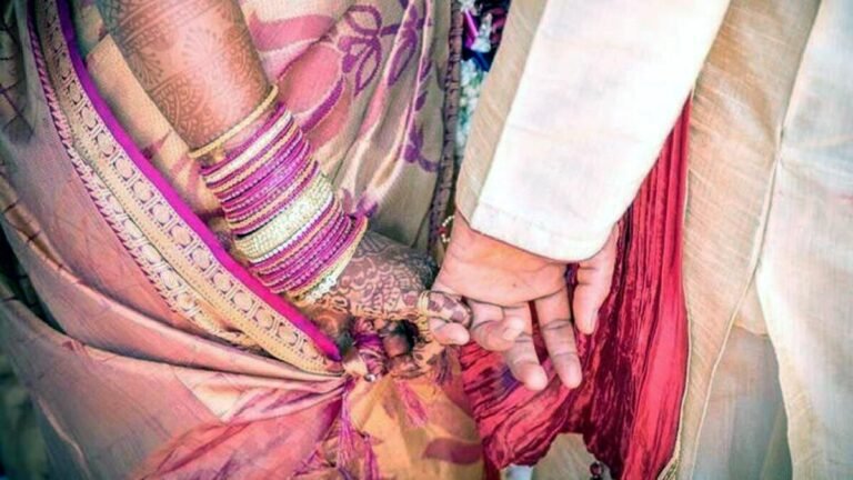 GF ने दी ‘ऐसी’ धमकी, पत्नी को कार में छोड़ पति हुआ फरार, पत्नी ने भी किया पीछा…