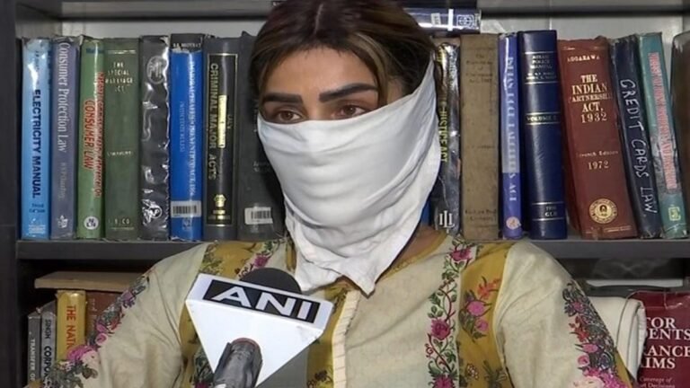 दिग्गज अभिनेता सतीश कौशिक मौत के मामले में दिल्ली पुलिस के समन के बाद विकास मालू की पत्नी ने की जांच अधिकारी बदलने की मांग