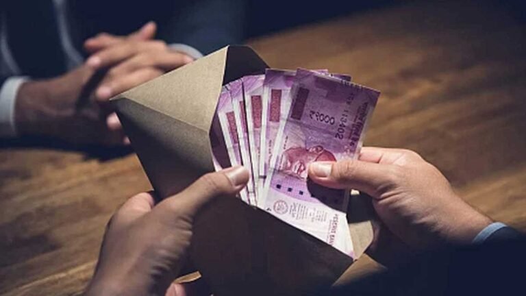 मध्य प्रदेश: भिंड नगरपालिका का क्लर्क 55,000 रुपये की रिश्वत लेते रंगे हाथों धराया, लोकायुक्त पुलिस की टीम पर किया हमला