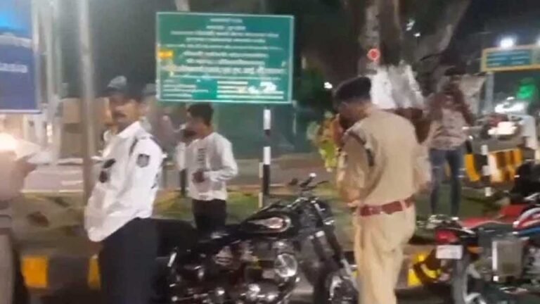 Watch: रॉयल एन्फ़ील्ड में मॉडिफाई साइलेंसर लगवाकर पटाखों जैसी आवाज निकालने पर इंदौर ट्रैफिक पुलिस ने शुरू की कार्रवाई