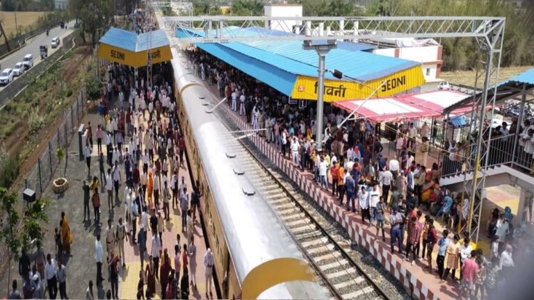 8 सालों के इंतजार के बाद सिवनी पहुंची यात्री ट्रेन, रेलवे स्टेशन में उमड़ पड़ा जन सैलाब – देखें तस्वीरें