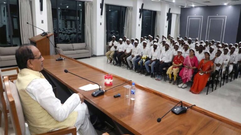 MP के CM शिवराज सिंह चौहान से मिले ग्राम रोजगार सहायक
