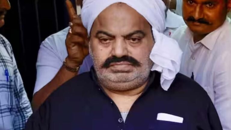उमेश पाल मर्डर केस: यूपी के प्रयागराज में कोर्ट के बाहर अतीक अहमद पर फेंकी गई बोतल-देखिए