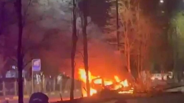इंदौर में सड़क दुर्घटना: पेड़ से टकराई तेज रफ्तार कार, धूं-धूं कर जलती रही; चार जख्मी