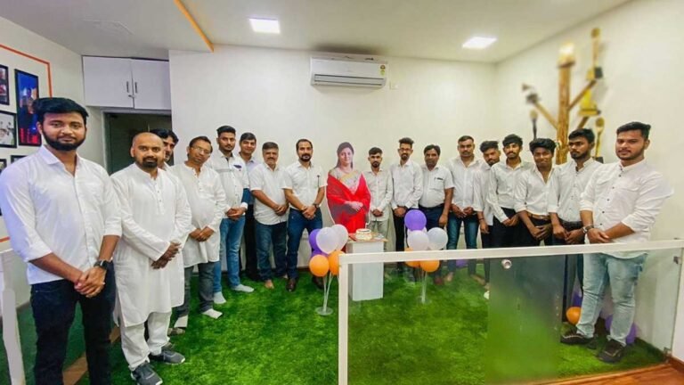 Indore: अपना दल (एस) इंदौर कार्यालय में अनोखे ढंग से मनाया गया राष्ट्रीय अध्यक्ष अनुप्रिया पटेल का जन्मदिन