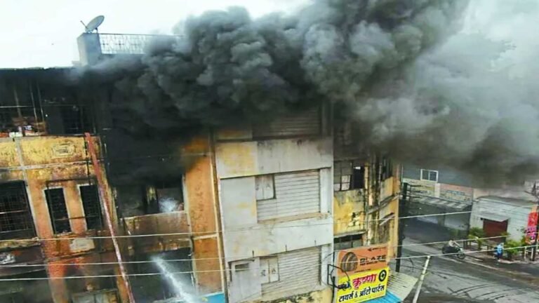 इंदौर में ऑइल पेंट के गोदाम में लगी आग: चार मंजिला है ईमारत, धू धू कर जलता रहा माल