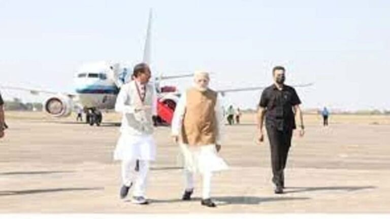 भोपाल पहुंचे पीएम मोदी: सीएम शिवराज ने की अगवानी