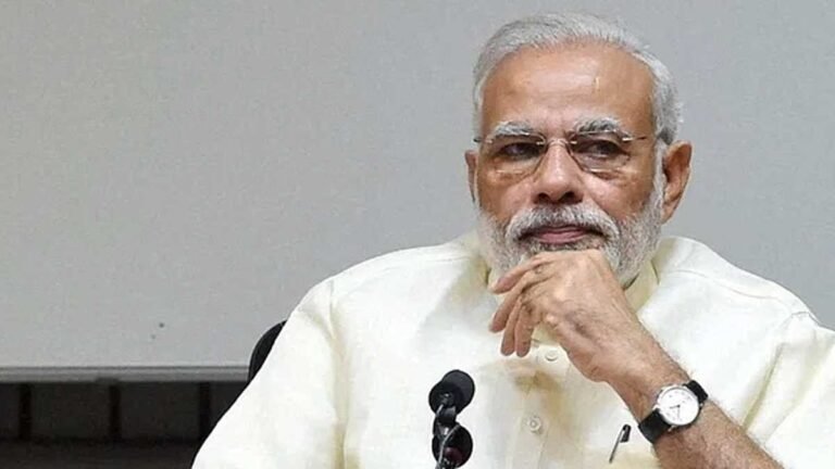 MP: रीवा में मंच पर ‘भारत माता’ की जोरदार  एंट्री, पीएम मोदी ने छोड़ी सीट; कोने में अकेले खड़े देखते रहे…