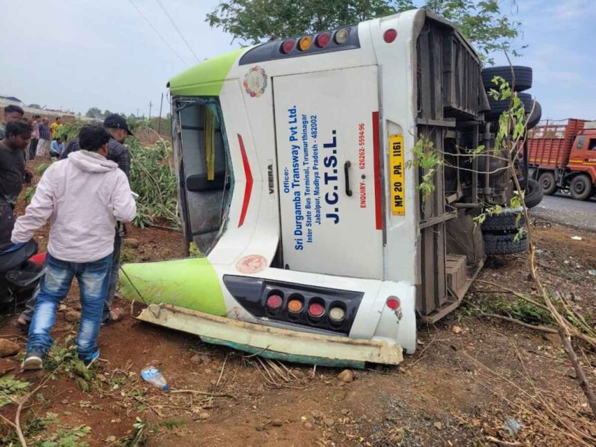 Sootr Seva Bus Accident going from Jabalpur to Chhindwara via Seoni, 4 injured have broken hands
