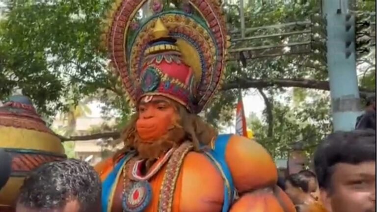Bajrang Dal Row: बेंगलुरु में पीएम मोदी के रोड शो में भगवान हनुमान के वेश में नजर आया शख्स; वीडियो वायरल हो जाता है