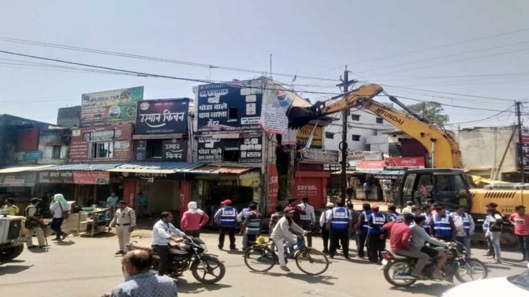 सिवनी: बस स्टैंड क्षेत्र में चली जेसीबी, के.के. लाज समेत अनेकों बिल्डिंग और दुकाने ध्वस्त
