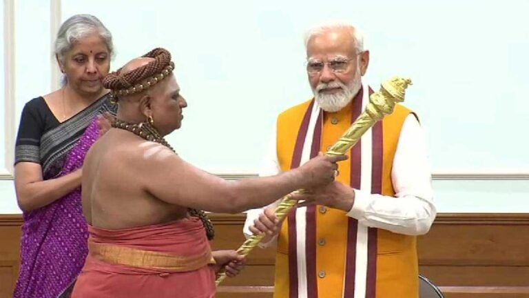 PM नरेंद्र मोदी के हाथो में आई ऐतिहासिक सेंगोल, अधिनाम संतों ने सौंपी; मोदी बोले ‘आपका नौकर और…’