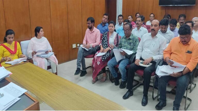 सिवनी कलेक्टर ने की जनसेवा अभियान के द्वितीय चरण की तैयारियों की समीक्षा, अधिकारियों को दिए आवश्यक दिशा निर्देश