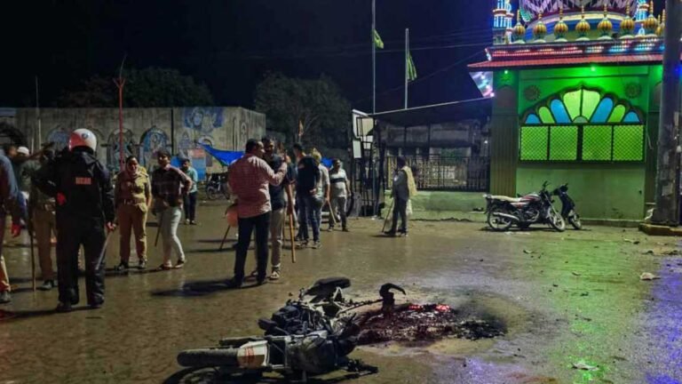 Violence In Junagadh: अवैध दरगाह हटाने को लेकर बवाल,पुलिस पर हुआ पथराव हमले में  अधिकारी और पुलिसकर्मी घायल