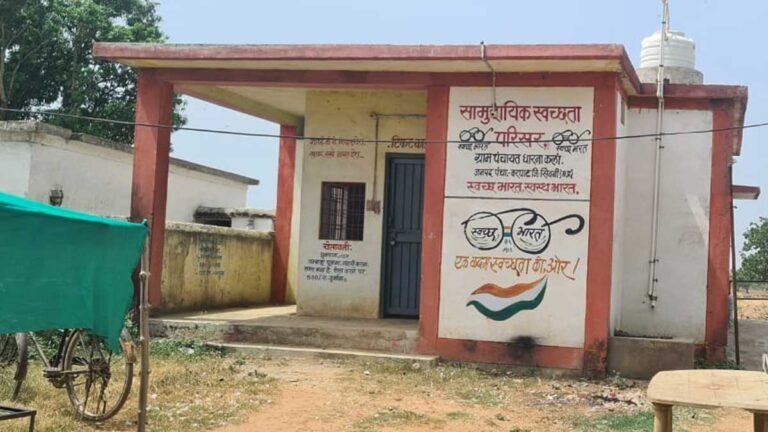 सिवनी जिले में शोपीस के लिए बनाया गया सामुदायिक स्वच्छता परिसर, जिसमें गंदगी से अधिक कुछ नहीं