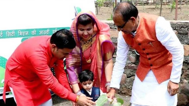 CM SHIVRAJ ने स्मार्ट सिटी मिशन की आठवीं वर्षगांठ पर किया पौधरोपणरोपे पीपल, आम और जामुन के पौधे