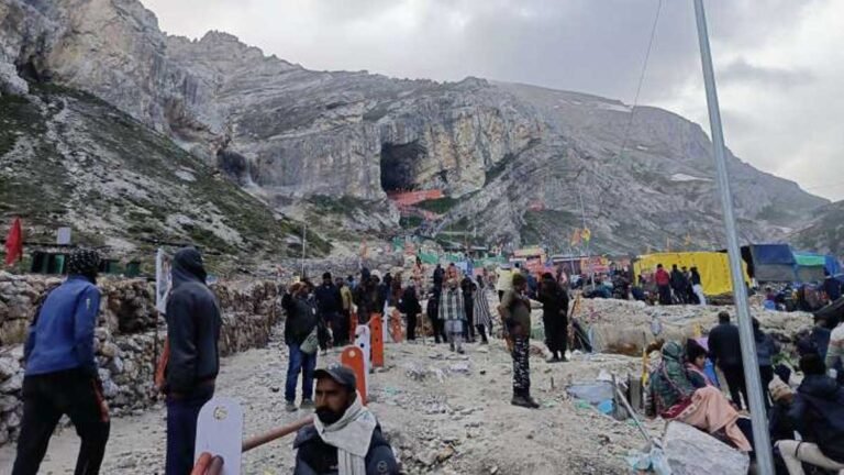 Amarnath Yatra: तीसरे दिन भी खराब मौसम की वजह से अमरनाथ यात्रा अस्थायी रूप से बंद