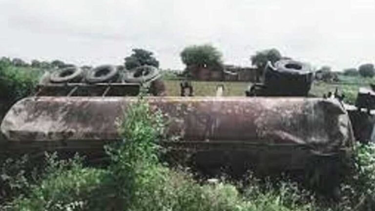 BHIND NEWS: भिंड के मिहोना में सरसों के तेल का टैंकर पलटा, तेल लूटने के लिए उमड़ी लोगों की भीड़