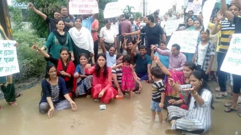 भोपाल: कच्ची सड़कों के कारण भारी सीवेज, परेशान निवासियों ने कीचड़ स्नान करके विरोध प्रदर्शन किया