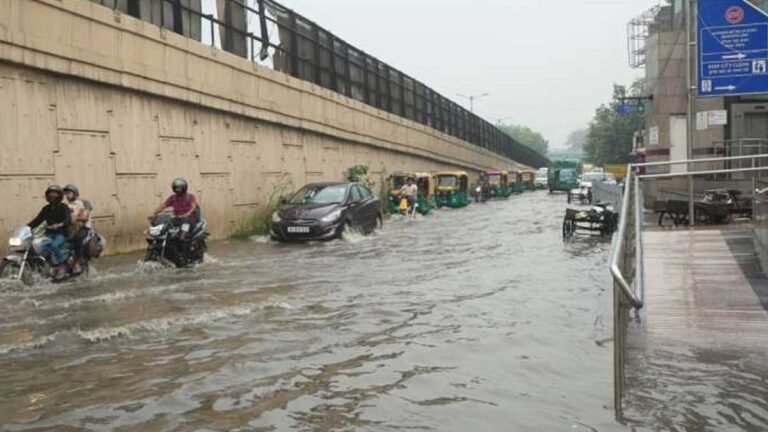 Delhi weather update: दिल्ली में बारिश ने तोड़ा 41 साल पुराना 1982 का रिकॉर्ड, 24 घंटों में सबसे ज्यादा बारिश का रिकॉर्ड