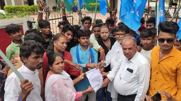 सिवनी: पटवारी भर्ती परीक्षा में हुई धांधली को लेकर NSUI ने मुख्यमंत्री का पुतला फूंका एवं ज्ञापन सौपा