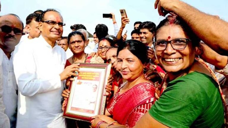 जन-कल्याणकारी योजनाओं के क्रियान्वयन में रोजगार सहायक-आँगनवाड़ी कार्यकर्ताओं की महत्वपूर्ण भूमिका : मुख्यमंत्री श्री चौहान