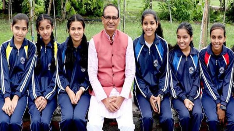 MP के सीएम शिवराज सिंह चौहान ने औबेदुल्लागंज के 250 स्कूली बच्चों के साथ किया पौध-रोपण
