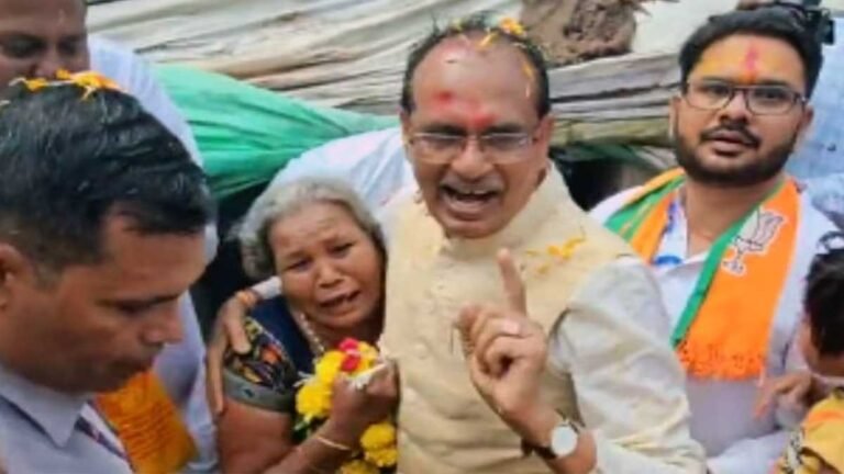 सिवनी: सीएम शिवराज रोड शो के दौरान अचानक वाहन से उतरे, बूढी अम्मा को देख हुए भावुक – बोले ‘अम्मा का पक्का घर बनेगा’