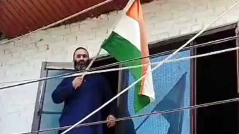 बदलते कश्मीर की एक झलक! आतंकियों के परिजनों ने फहराया तिरंगा झंडा