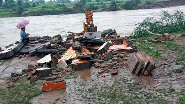 चमत्कार: भारी बारिश ने ढहा दिया मंदिर, हनुमानजी की प्रतिमा टस से मस नहीं हुई