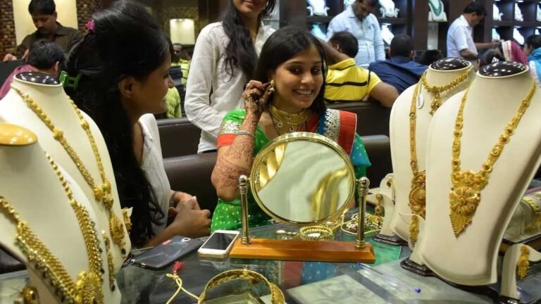 Gold Price Today: मानसून में गिरी सोने की कीमत, 10 ग्राम का रेट सुनकर खिल जाएगा चेहरा