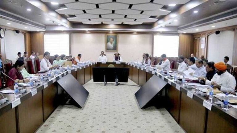 मंत्रि-परिषद की बैठक में लिये गये महत्वपूर्ण निर्णय: चतुर्थ समयमान वेतनमान की स्वीकृति