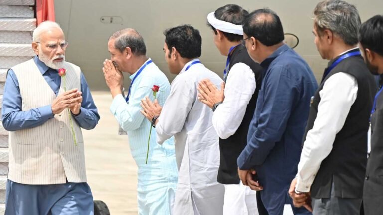 PM MODI पहुंचे खजुराहो, विमानतल पर पीएम मोदी का हुआ आत्मीय स्वागत