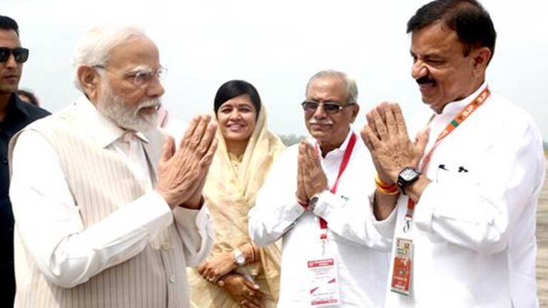 सिवनी: सांसद ढाल सिंह बिसेन ने भोपाल के राजकीय विमानतल में किया प्रधानमंत्री नरेंद्र मोदी का आत्मीय स्वागत 