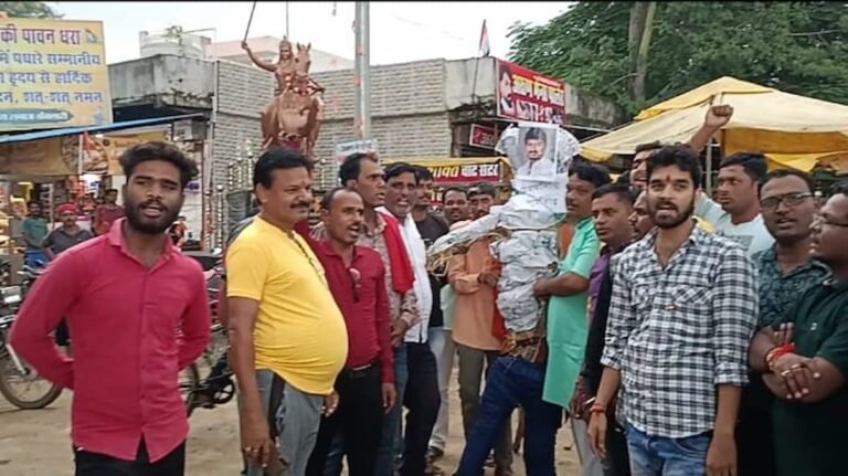 सिवनी: विवादित टिप्पणी करने वाले उदयनिधि का केवलारी में फूंका पुतला