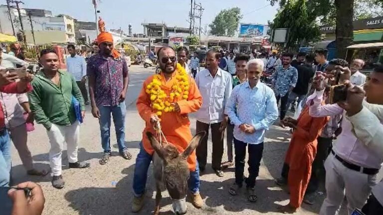 MP Elections 2023: बुरहानपुर के निर्दलीय उम्मीदवार गधे पर सवार होकर पहुंचा नामांकन दाखिल करने…
