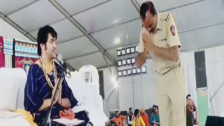PUNE: धीरेन्द्र शास्त्री के दरबार में पुलिस अधिकारियों ने टेका माथा, VIDEO VIRAL