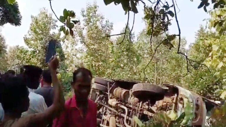 सिवनी: Chhapara से Amarwara जा रही तेज रफ्तार बस पलटने से 1 मृत, 40 घायल; इलाज जारी