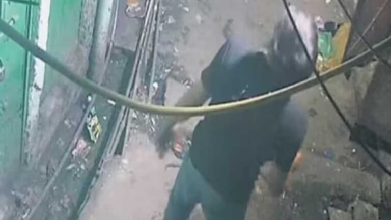 350 रुपये के लिए 60 बार चाकू मारकर हत्या फिर किया डांस; CCTV में कैद हुई पूरी वारदात