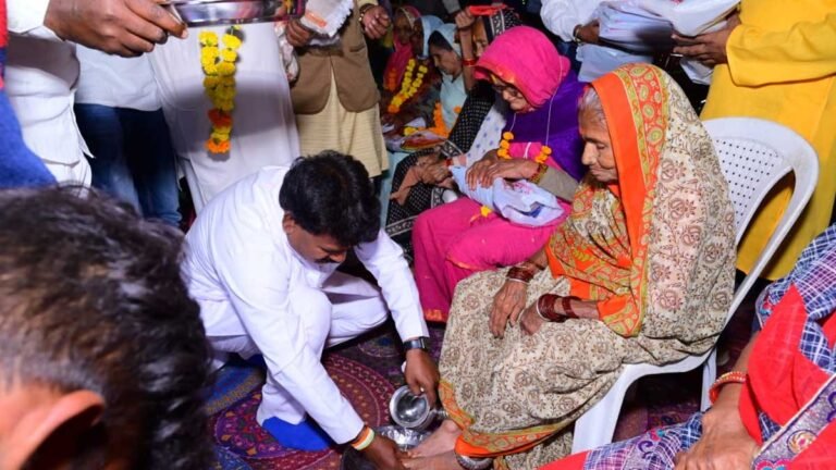 सिवनी: वयोवृद्ध माता और पिताओं को मिला सम्मान, नागेश्वर दुर्गा समिति ने फिर की अनूठी पहल