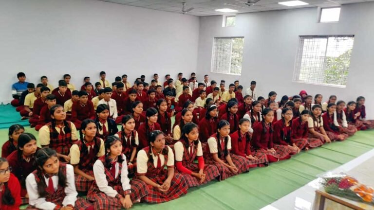 विश्व एड्स दिवस के अवसर पर मार्डन हायर सैकेण्डरी स्कूल सिवनी में आयोजित हुआ विधिक साक्षरता शिविर