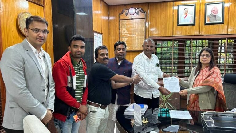 DRM से भेंट की रेल विकास समिति सिवनी ने विभिन्न मांगों के साथ सुविधाएं बढ़ाएं जाने को लेकर सौंपा पत्र