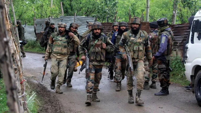 J&K: जम्मू-कश्मीर के बारामूला में 2 आतंकवादी ढेर, सुरक्षा बलों और आतंकवादियों के बीच चल रही थी मुठभेड़