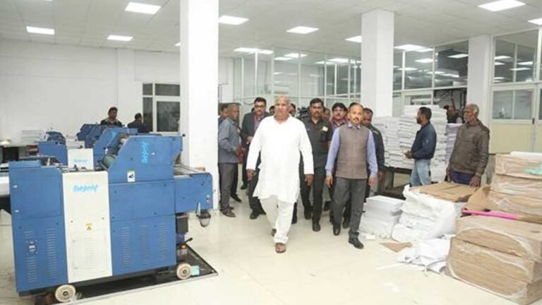 मंत्री श्री वर्मा ने किया मुद्रणालय का निरीक्षण