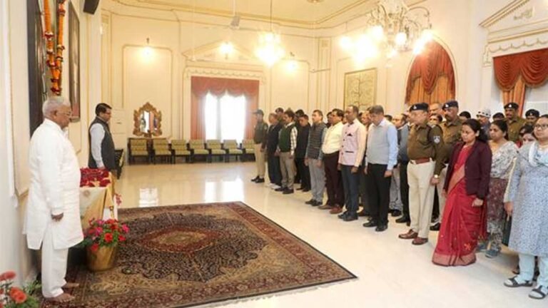 राज्यपाल श्री पटेल ने राष्ट्रपिता महात्मा गाँधी को श्रद्धांजलि अर्पित की